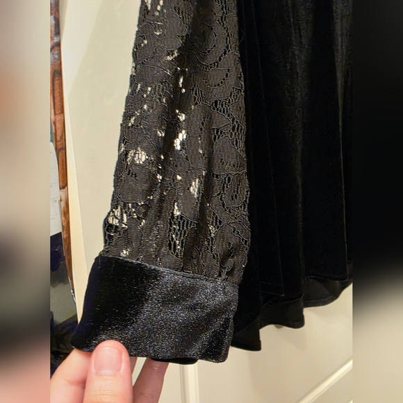 Kasper Plus Split Vneck Velvet Lace Longsleeve Top - Picture 5 of 10